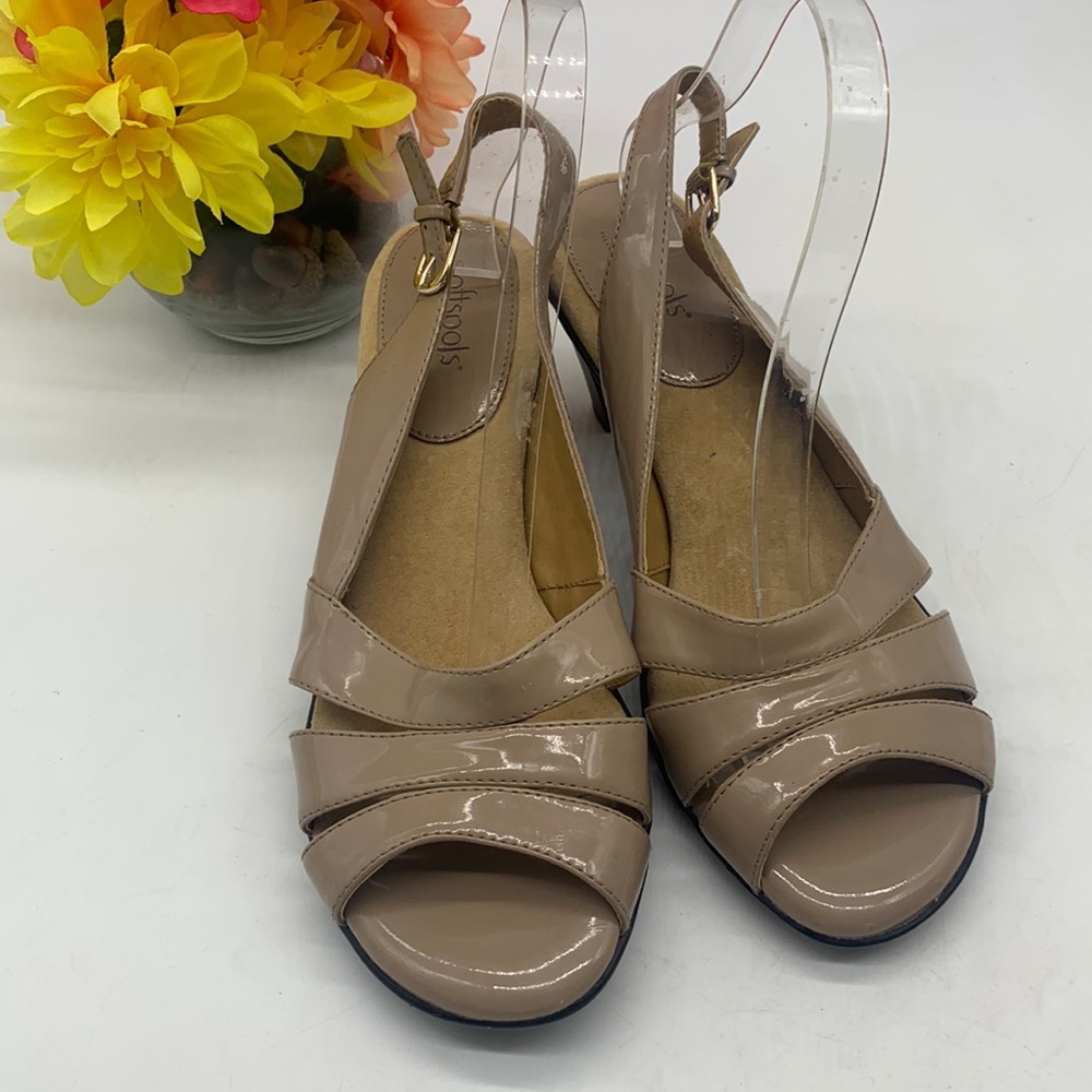 Softspots tan shiny leather heeled sandals size 9.5. MCH3683F